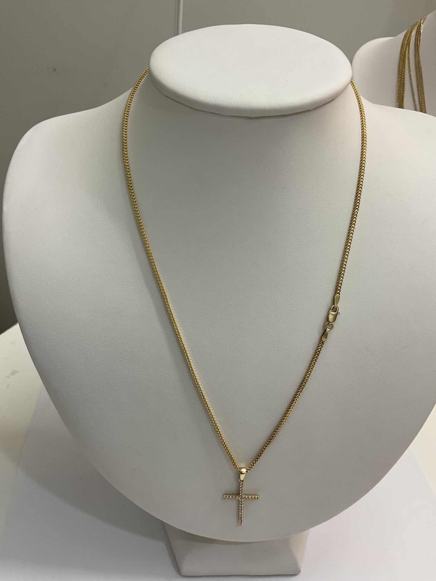 Cadena franco con cruz de perlas